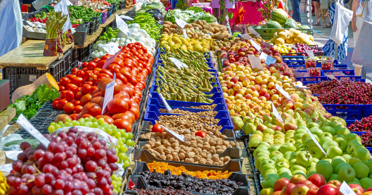 Viel Obst und Gemüse auf dem Markt in Calvia, nahe Palma 