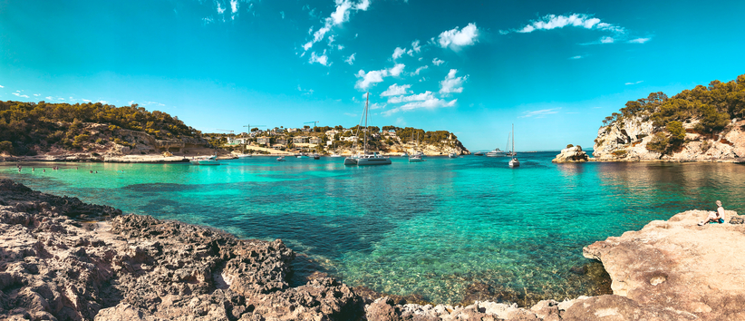 Der Strand Playa Portals Vells ist Teil von drei schönen Buchten in der Nähe von Palma
