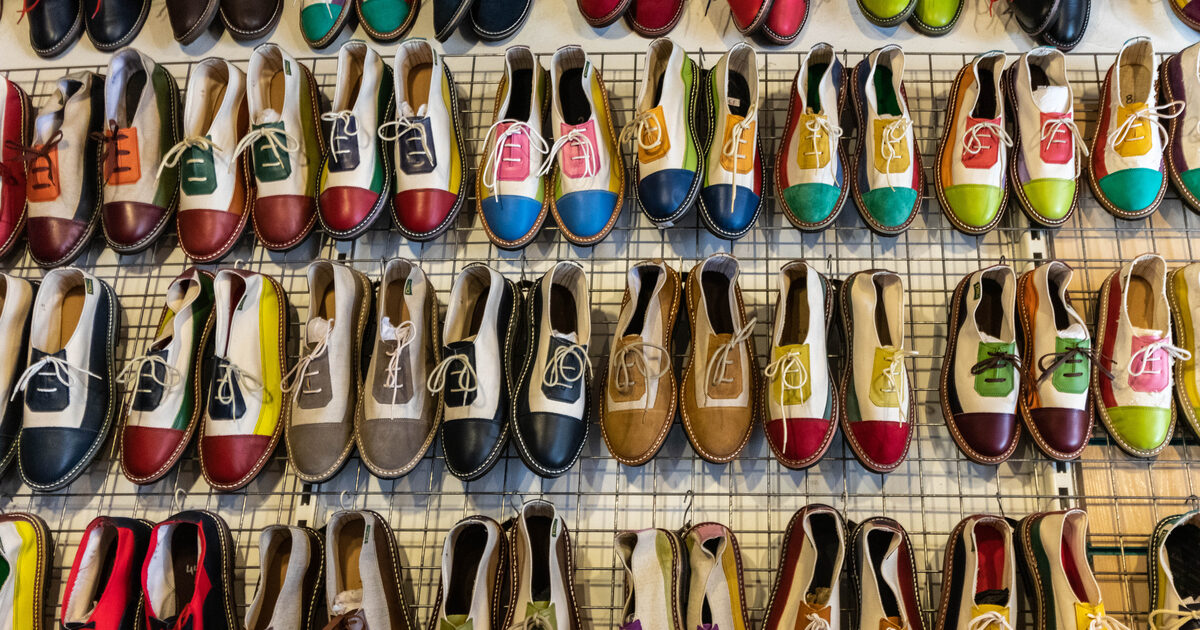 Typische Lederschuhe auf dem Wochenmarkt in Inca