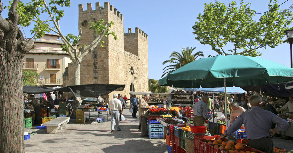 Stände in der schönen Altstadt von Alcudia