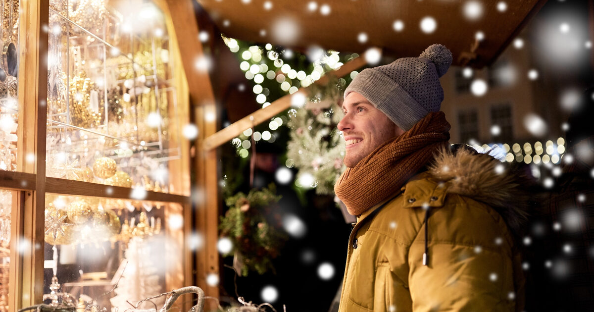 Der Weihnachtsmarkt von Portals Nous ist charmant und gemütlich, mit seinen Holzbuden vor dem See