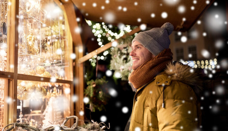 Der Weihnachtsmarkt von Portals Nous ist charmant und gemütlich, mit seinen Holzbuden vor dem See