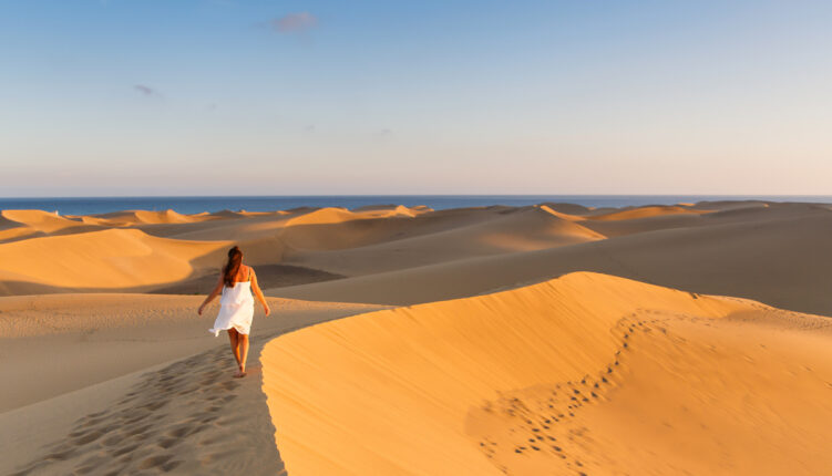 Dünen von Maspalomas auf Gran Canaria mit Blick auf den Strand