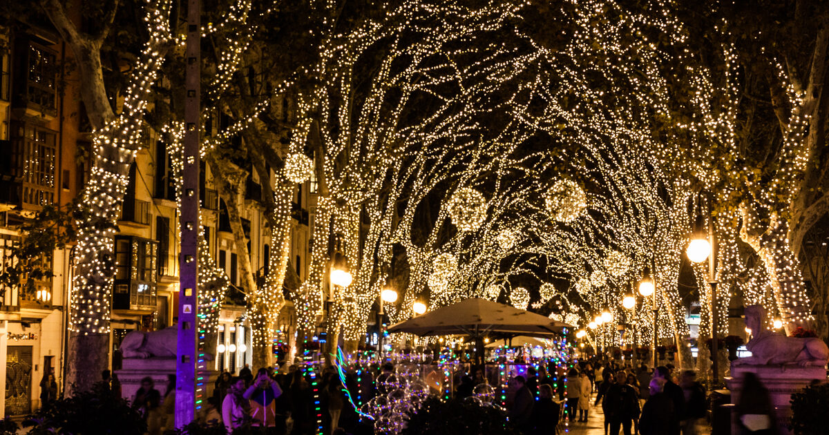 Alle Straßen Palmas sind nachts beleuchtet, was eine magische Atmosphäre schafft, ideal für einen Spaziergang mit Ihren Liebsten