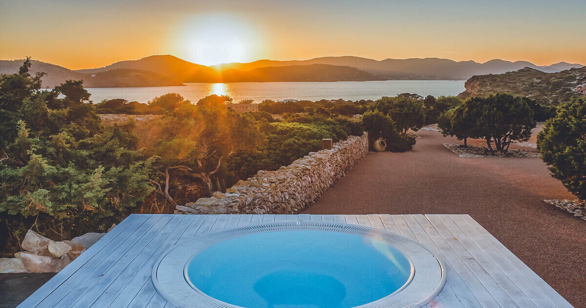 Jacuzzi with a dreamlike view of the sunset